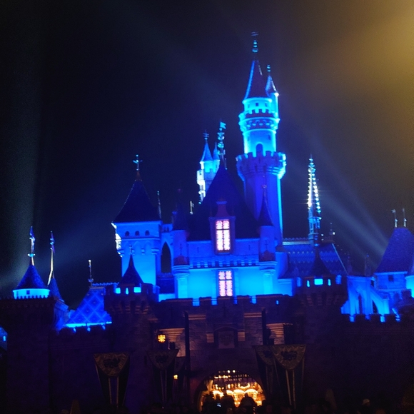 Meet your posher, Des - Picture 1 of 2